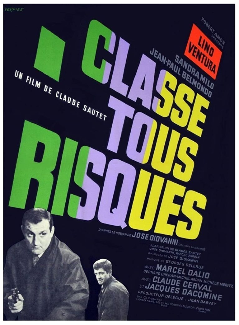 Sur un fond noir, en grandes lettres vertes, bleues et jaunes, en diagonale du coin supérieur droit vers le coin inférieur gauche, se trouve le titre du film "CLASSE TOUS RISQUES". Juste au-dessus, en écriture blanche plus petite, se trouvent les noms de SANDRA MILO et JEAN PAUL BELMONDO et au-dessus, en noir sur fond orange, LINO VENTURA ; en bas à droite, se trouvent les noms de l'équipe technique. 
